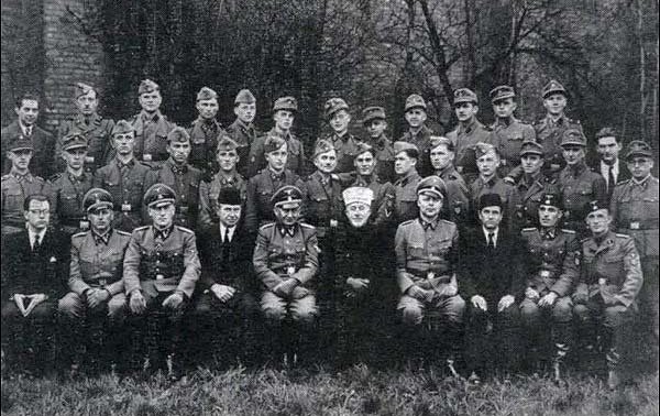 grandmuftiinfarewellphotowithssdivision.jpg